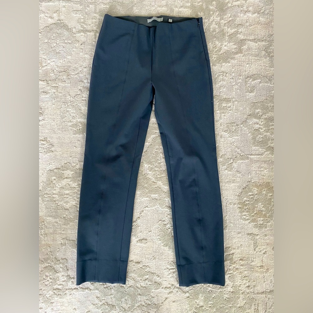 Gray Stunning Vince Trouser Capri Pants. Elastic and Zipper waist. Size M